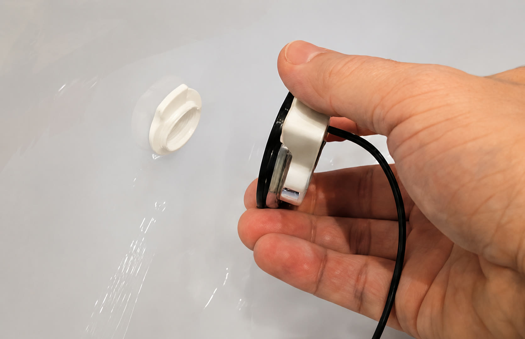 Sticking the mounting disc inside a crystal bowl
